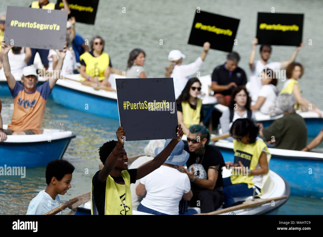 Madrid, Spain. 20th Aug, 2019. Dozens of people in small boats and with signs that read: “#PuertoSeguroYa”, participate in an action convened by the NGO Amnesty International, to demand a safe harbor immediately for rescued people in the Mediterranean, on Tuesday, August 20, 2019, in the pond of El Retiro park, in Madrid (Spain). The rescue ship of the NGO Proactiva Open Arms, which carries 151 rescued people on board from the Mediterranean for almost a month, he continues without finding a safe harbor where he can disembark and serve the rescued people. Credit: Pacific Press Agency/Alamy Live Stock Photo