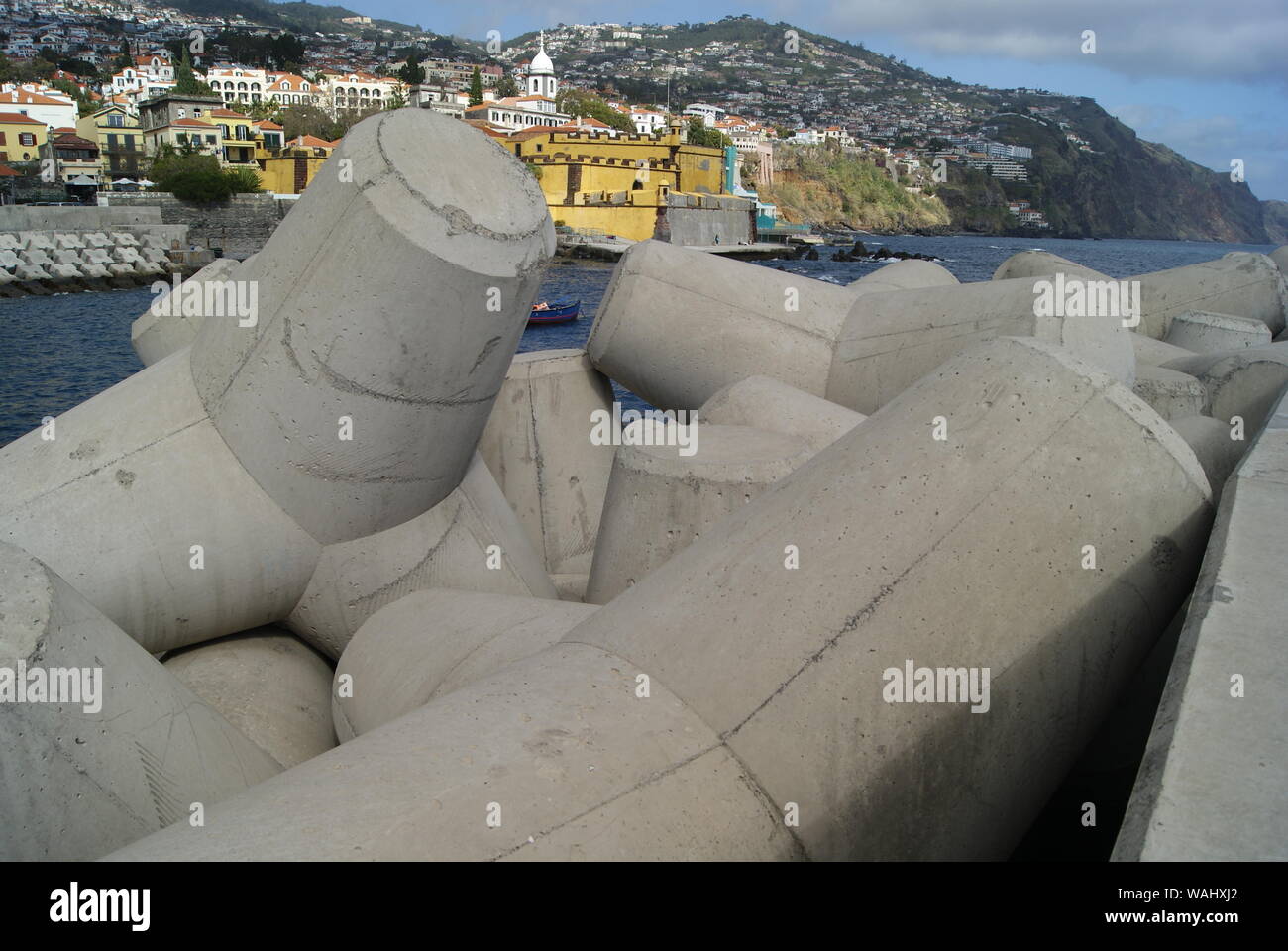 Les tétrapodes protégeant la ville de Funchal, Madère, Portugal Stock Photo