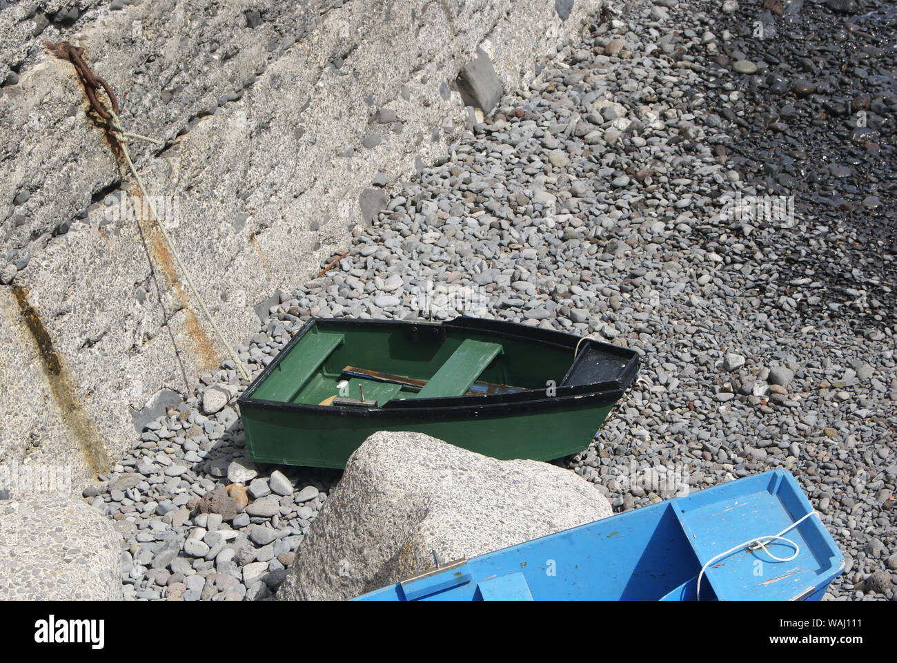 une barque verte sur la plage de funchal,madère Stock Photo
