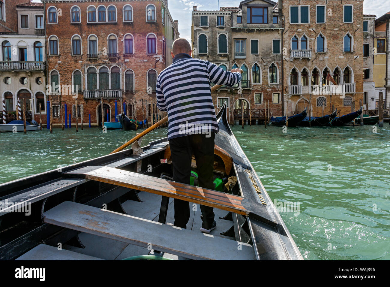 A gondolier and gondola crossing the Grand Canal from the Traghetto di Santa Maria del Giglio gondola station, Venice, Italy Stock Photo