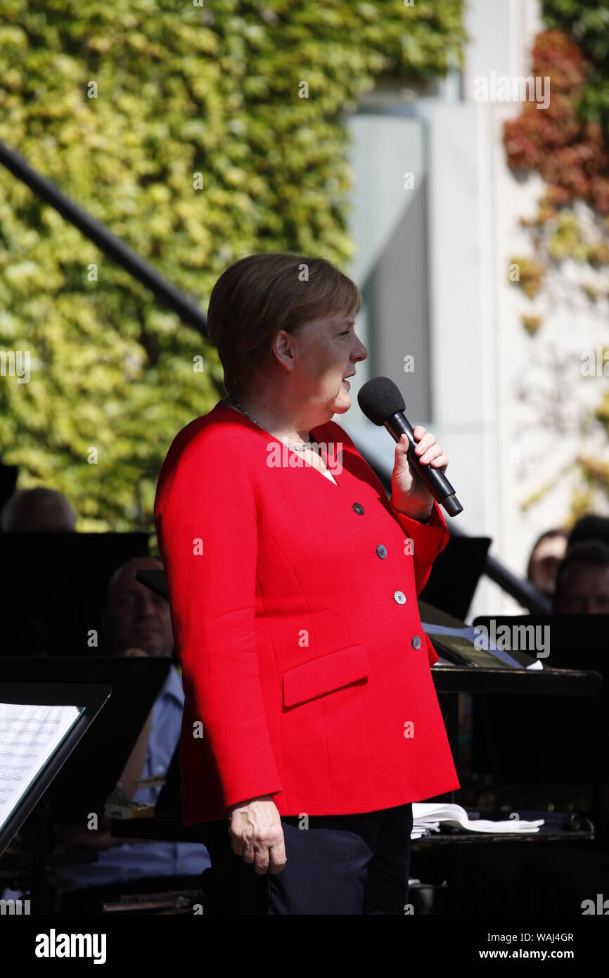 Angela Merkel beim Tag der offenen Tür der Bundesregierung im