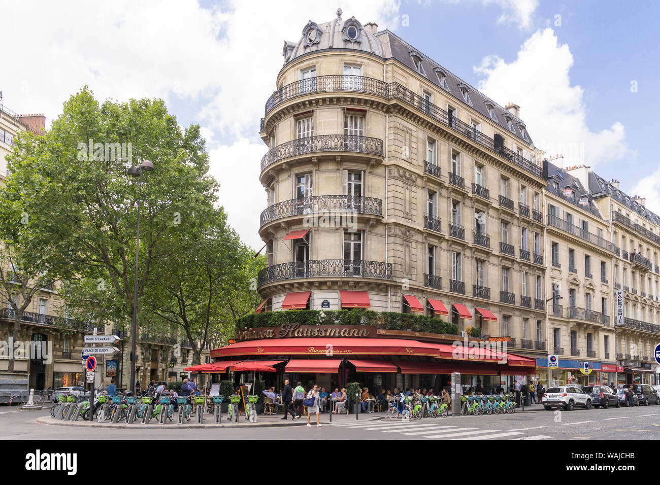 Paris Hausmann building - A Haussmann style building in Paris in the 8th arrondissement. France, Europe. Stock Photo