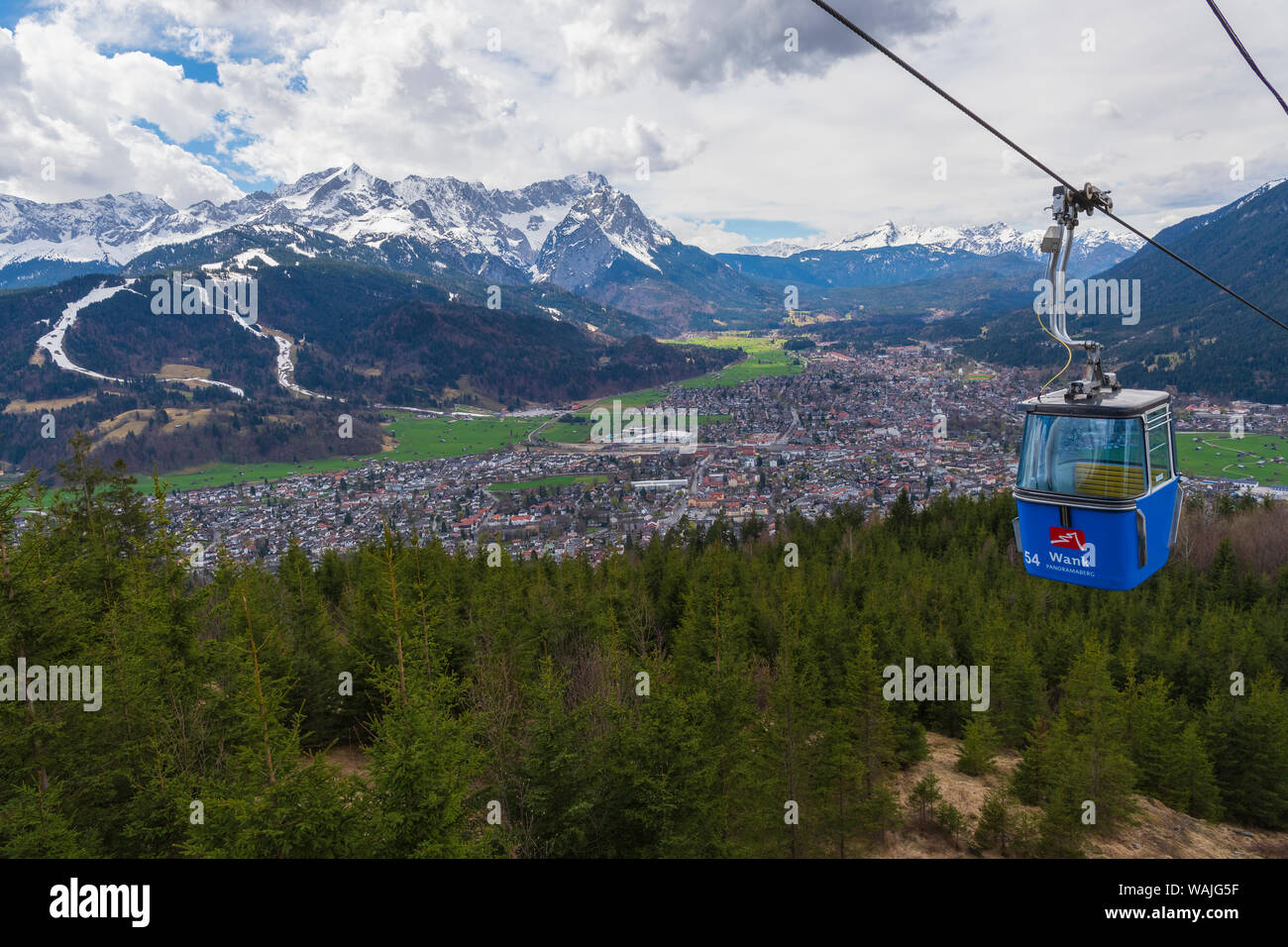 castigo colección medida Cable car making its way up the Wankberg overlooking the Garmisch-Partenkirchen  valley nestled in the Alps Stock Photo - Alamy