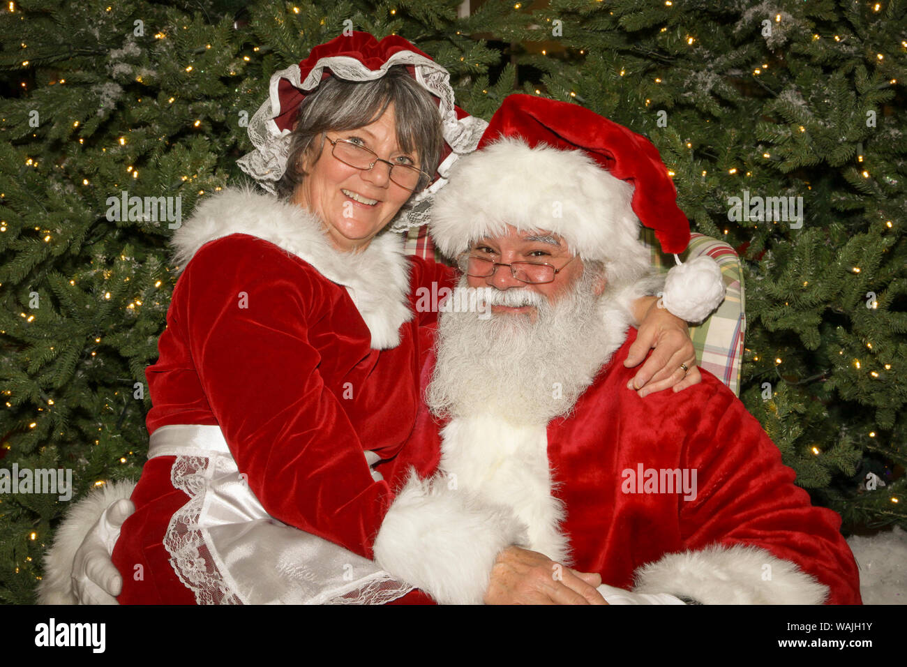 https://c8.alamy.com/comp/WAJH1Y/portrait-of-santa-and-mrs-claus-mr-WAJH1Y.jpg