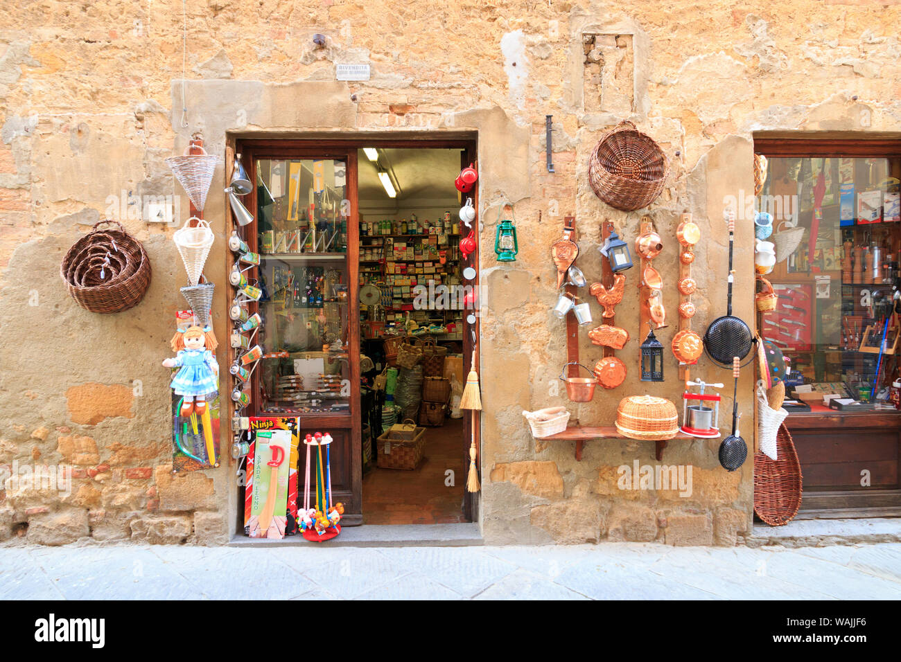 Italy, Tuscany, province of Siena, Chiusure. Hill town. Kitchenware store. Stock Photo