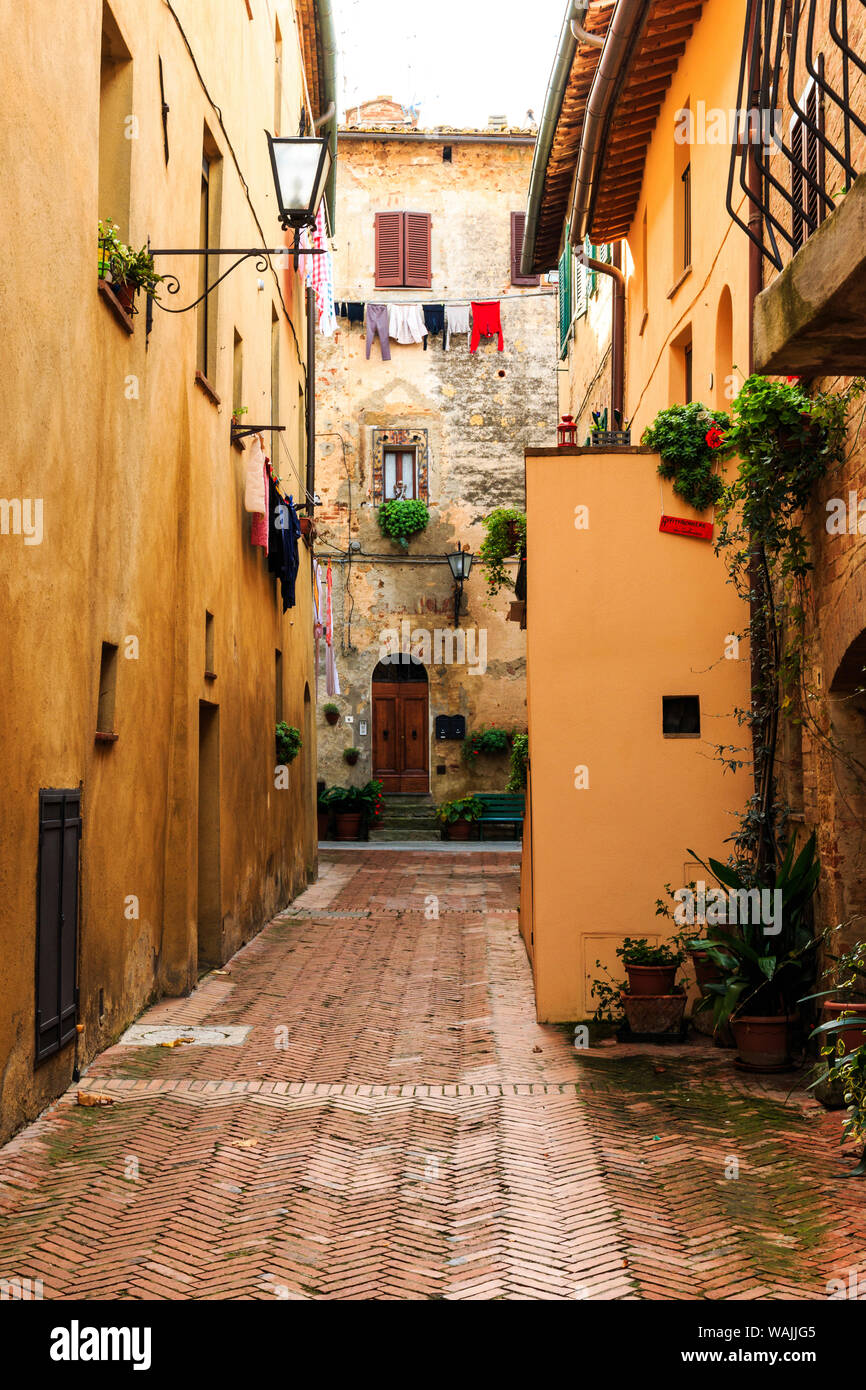 Italy, Tuscany, province of Siena, Chiusure. Hill town. Narrow passageway. Stock Photo