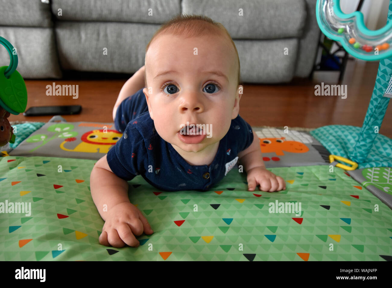 6 mois bébé fille Photo Stock - Alamy