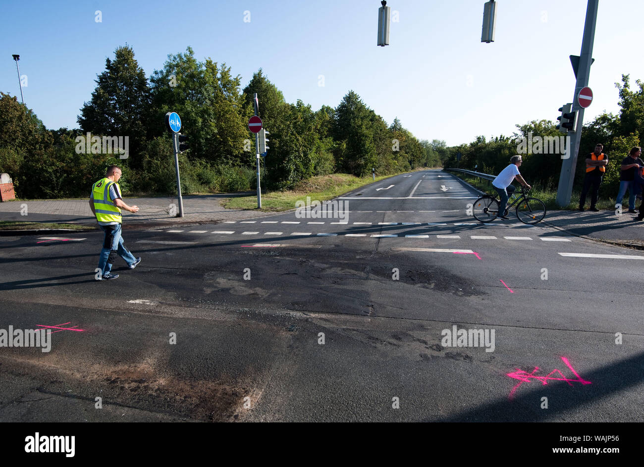 Brunswick, Germany. 21st Aug, 2019. The Salzdahlumer Straße at the Braunschweig-Südstadt junction of the A39 motorway shows signs of fire. A driver ran away from the police near Braunschweig and caused a fatal accident. On his escape he tried to leave the Autobahn 39 and crashed into two cars waiting on the right turn lane. The driver of the middle car died, he died at the accident site. The driver of the third car and the person who caused the accident were seriously injured. Credit: Julian Stratenschulte/dpa/Alamy Live News Stock Photo