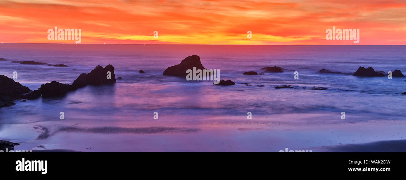 Sunset over the Pacific Ocean from Seal Rock along the Oregon Coast. Stock Photo