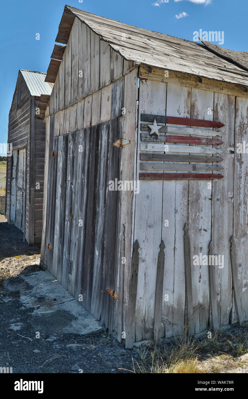 Flag on side of old wooden shed, Benge, Washington State Stock Photo