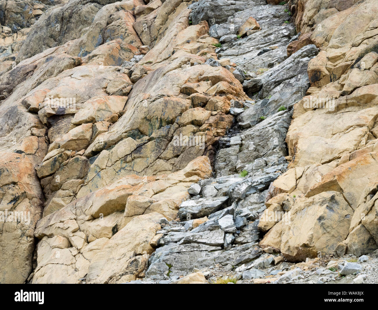 USA, Washington State. Alpine Lakes Wilderness, Stuart Range, Intrusive igneous rock separated by a layer of Chiwaukum Schist Stock Photo