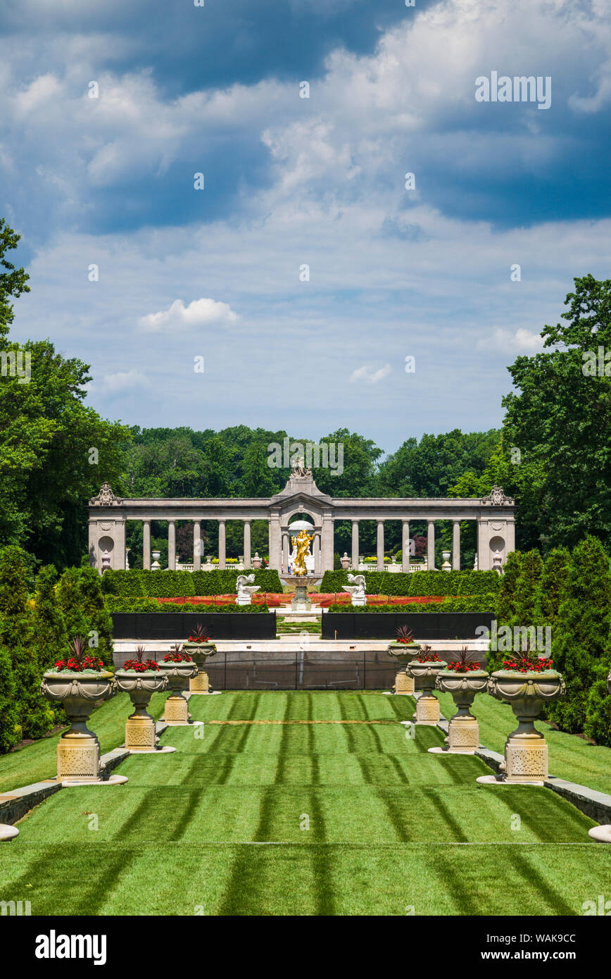 USA, Delaware, Wilmington. Nemours Estate, former home of industrialist Alfred I. DuPont and family. French gardens, The Long Walk and Colonnade Stock Photo