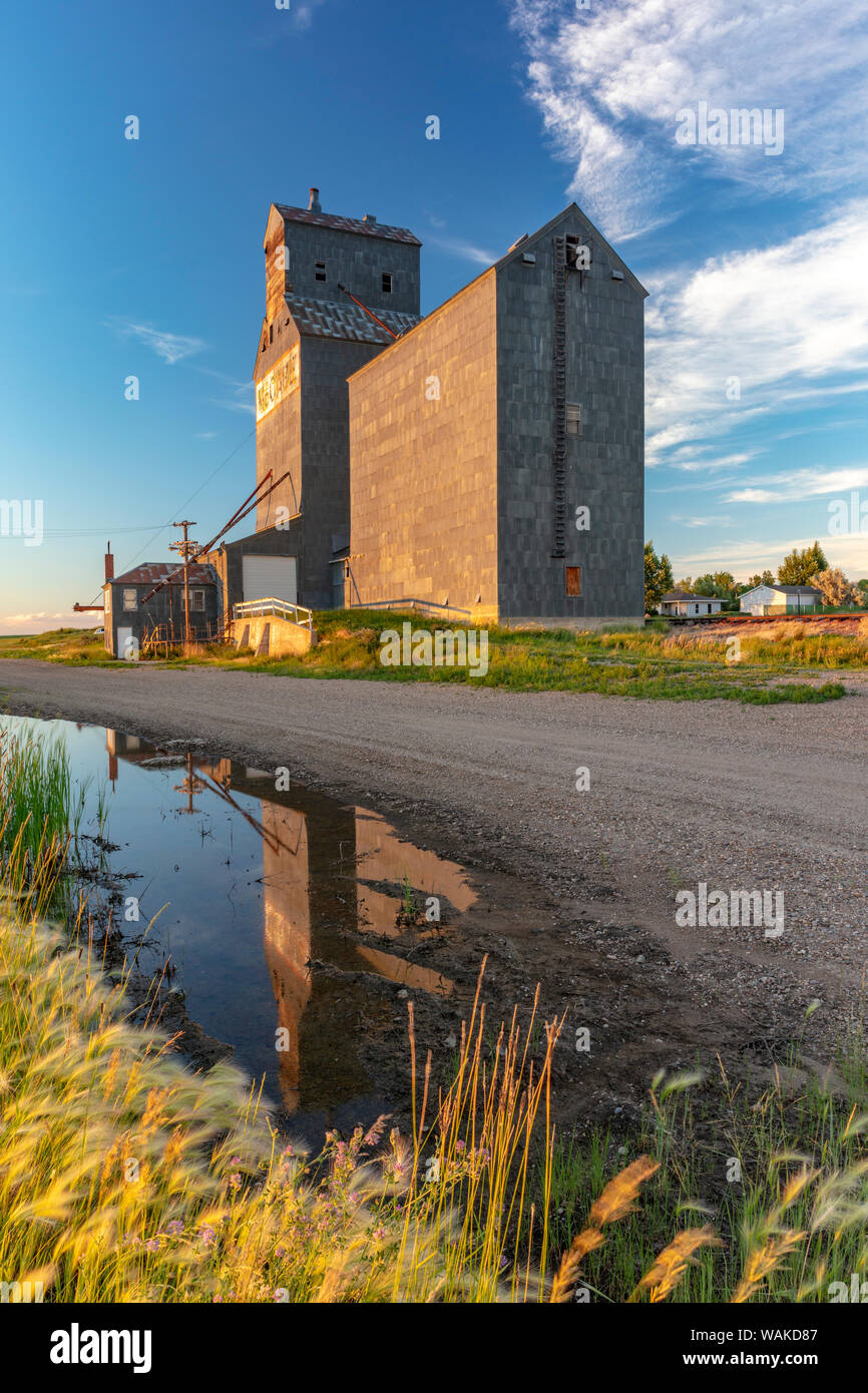 Grain elevator montana hires stock photography and images Alamy