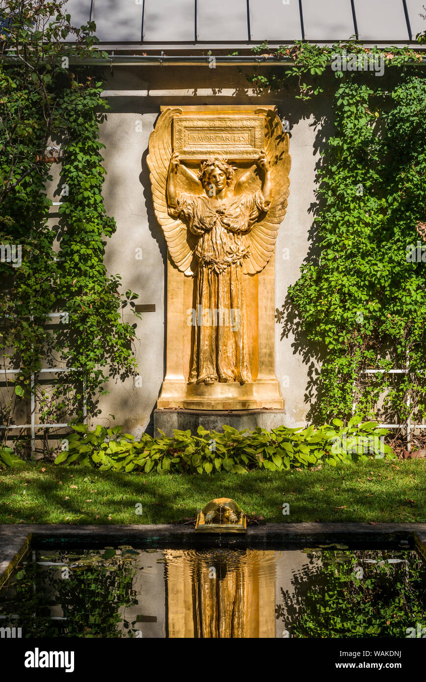 USA, New Hampshire, Cornish. Saint-Gaudens National Historic Park, former home of 19th century sculptor, Augustus Saint-Gaudens. New Gallery and Atrium, sculpture of Amor Caritas Stock Photo