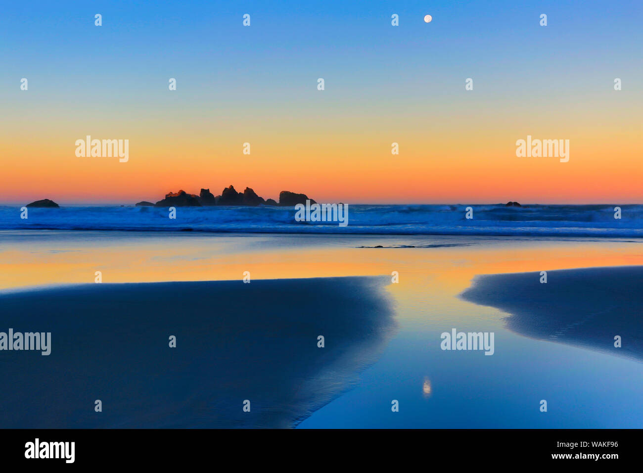 USA, Oregon, Bandon. Beach moonset at sunrise. Credit as: Jean Carter / Jaynes Gallery / DanitaDelimont.com Stock Photo