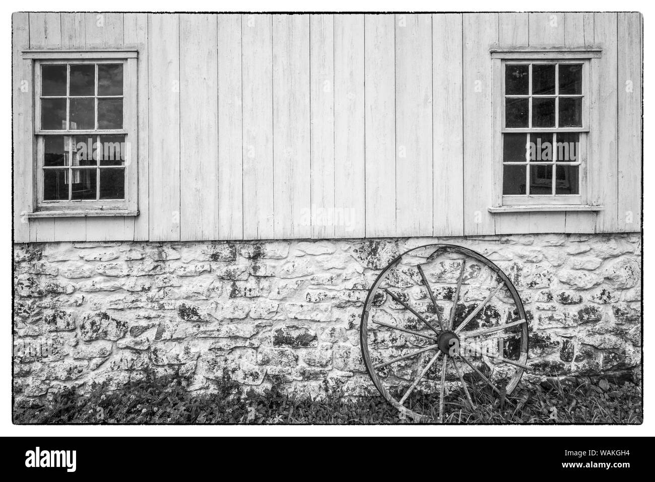 USA, Pennsylvania, Elverson. Hopewell Furnace National Historic Site, early 18th century ironmaking plantation, barn and wagon wheel Stock Photo