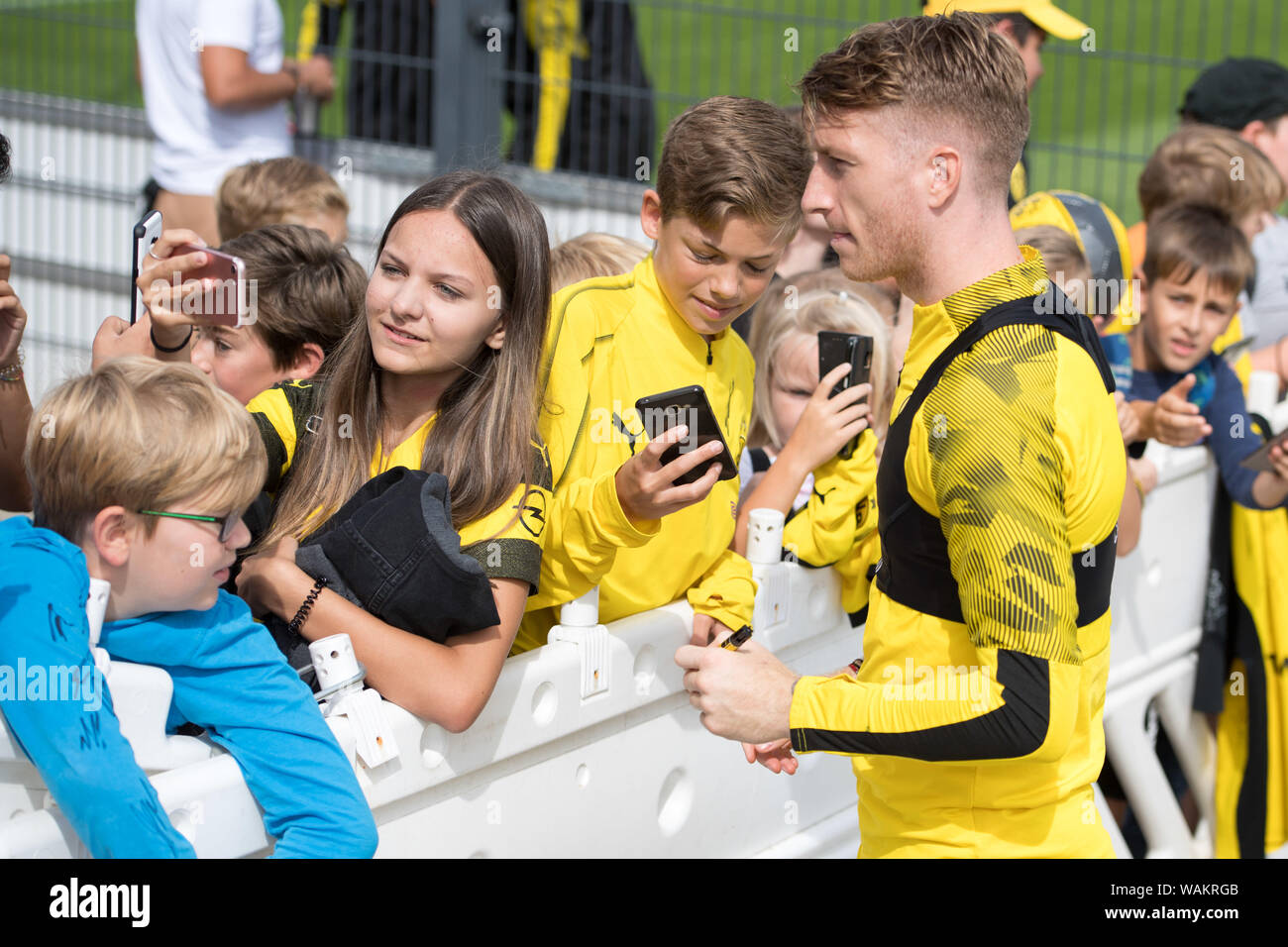 Marco REUS (DO) takes a selfie with the fans, fan, mobile phone photo,  photo, smartphone, half