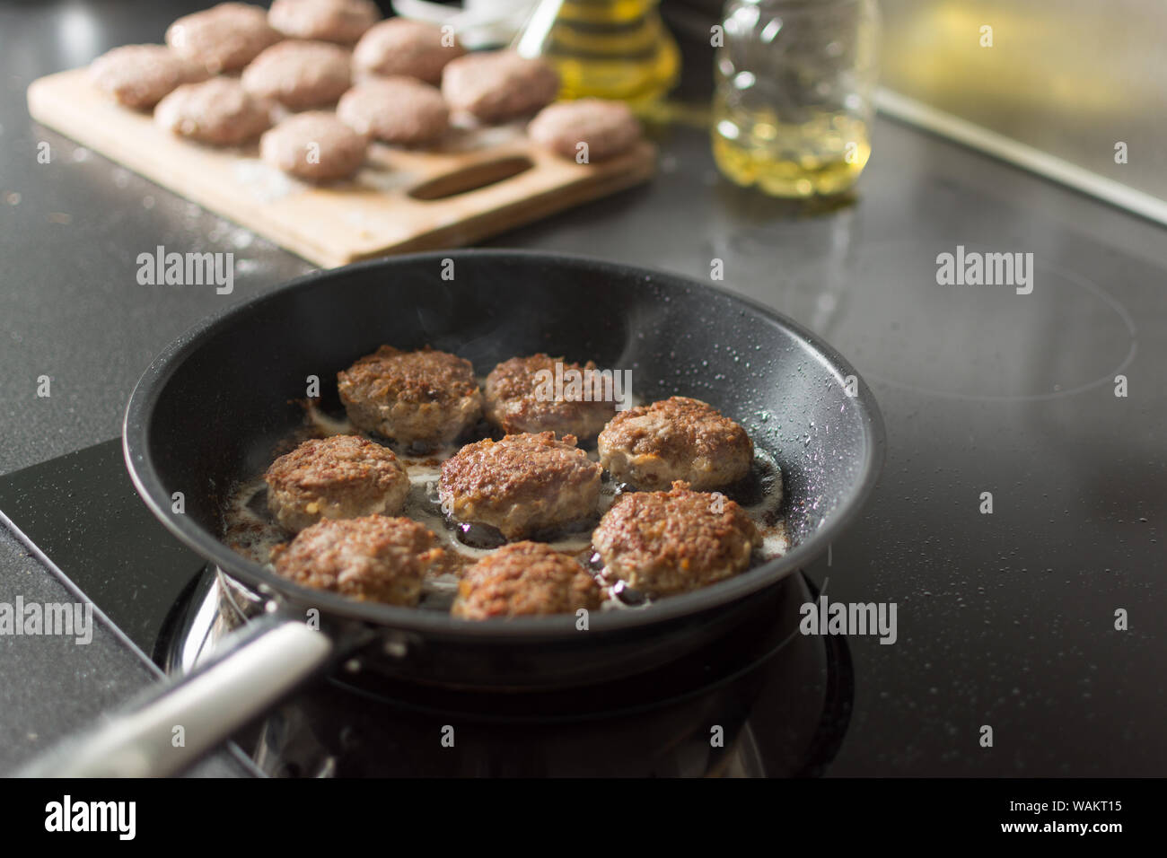 Как правильно жарить мясные котлеты на сковороде. Котлеты на сковороде. котлеты на сковороде картинки. мама жарит котлеты на сковороде. задача про котлеты на сковородке.
