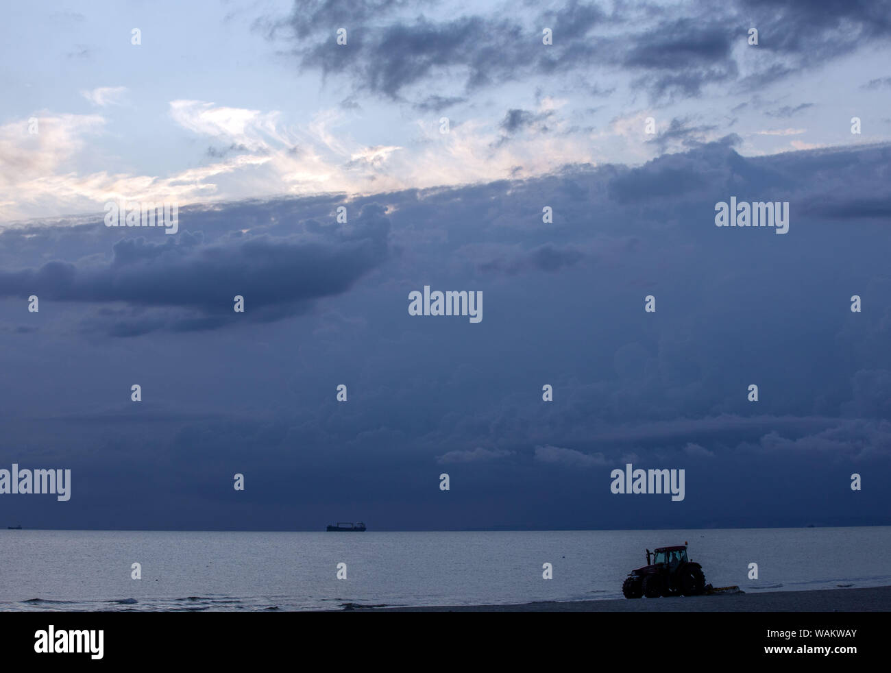 Ahlbeck, Germany. 21st Aug, 2019. With a tractor the beach of the Kaiserbäder is cleaned in the morning before sunrise. Credit: Jens Büttner/dpa-Zentralbild/dpa/Alamy Live News Stock Photo