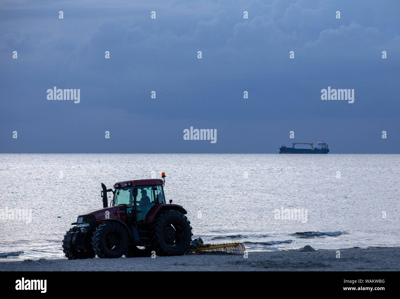 Ahlbeck, Germany. 21st Aug, 2019. With a tractor the beach of the Kaiserbäder is cleaned in the morning before sunrise. Credit: Jens Büttner/dpa-Zentralbild/dpa/Alamy Live News Stock Photo