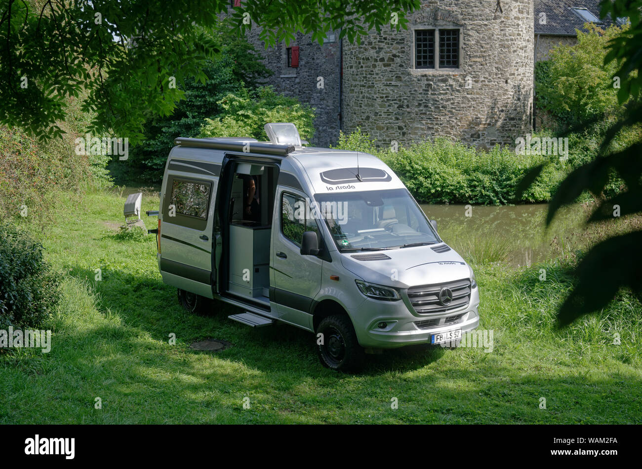 Ratingen, Germany. 21st Aug, 2019. The camping mobile "Regent S 4X4" from  la strada is standing in front of the Wasserburg Haus zum Haus at a photo  shoot for the Caravan Salon