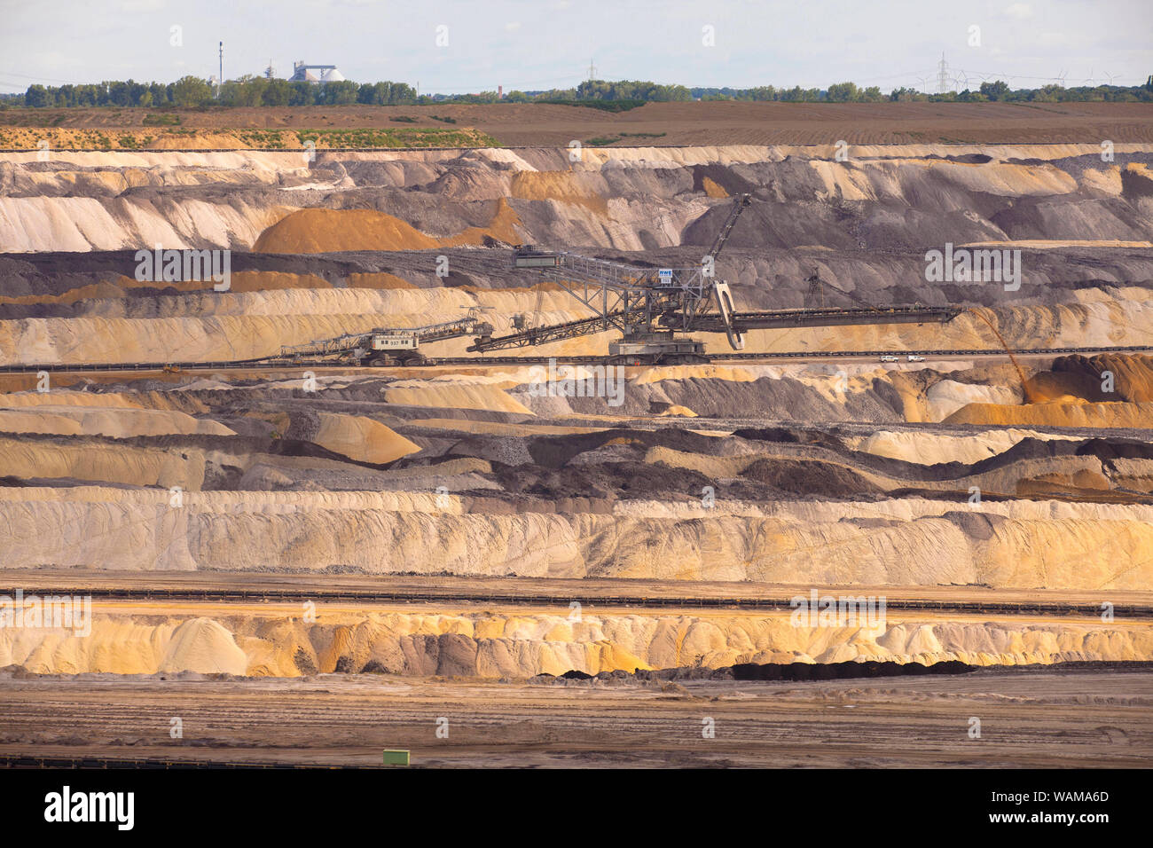open pit lignite mine Inden near Juelich, operated by RWE Power AG, North Rhine-Westphalia, Germany.  Braunkohletagebau Inden bei Juelich, Betreiber R Stock Photo
