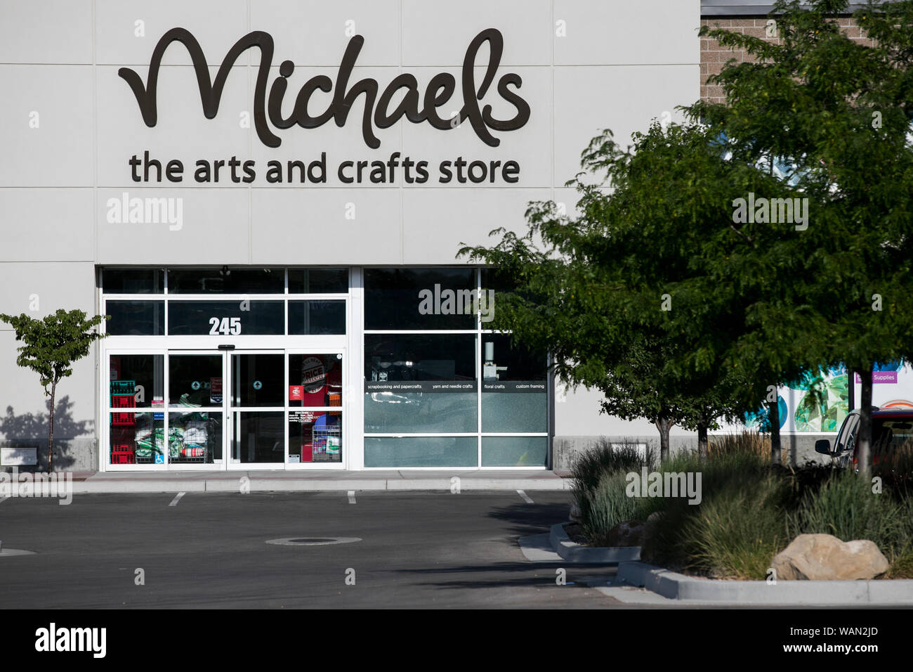 52 Michaels Craft Store Locations Stock Photos, High-Res Pictures, and  Images - Getty Images