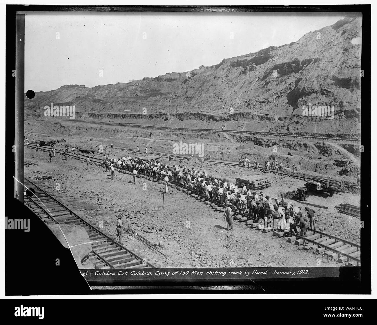 Culebra Cut, Culebra. Gang of 150 men shifting track by hand, January