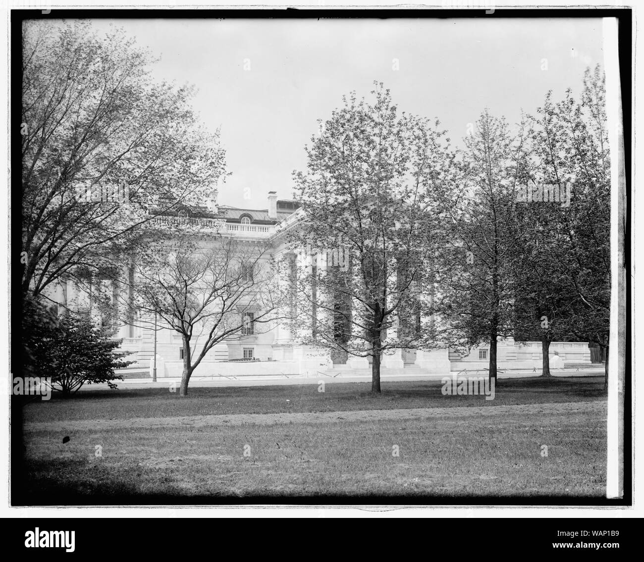 D.A.R. Hall, [Washington, D.C.]; English D.A.R. Hall, [Washington, D.C