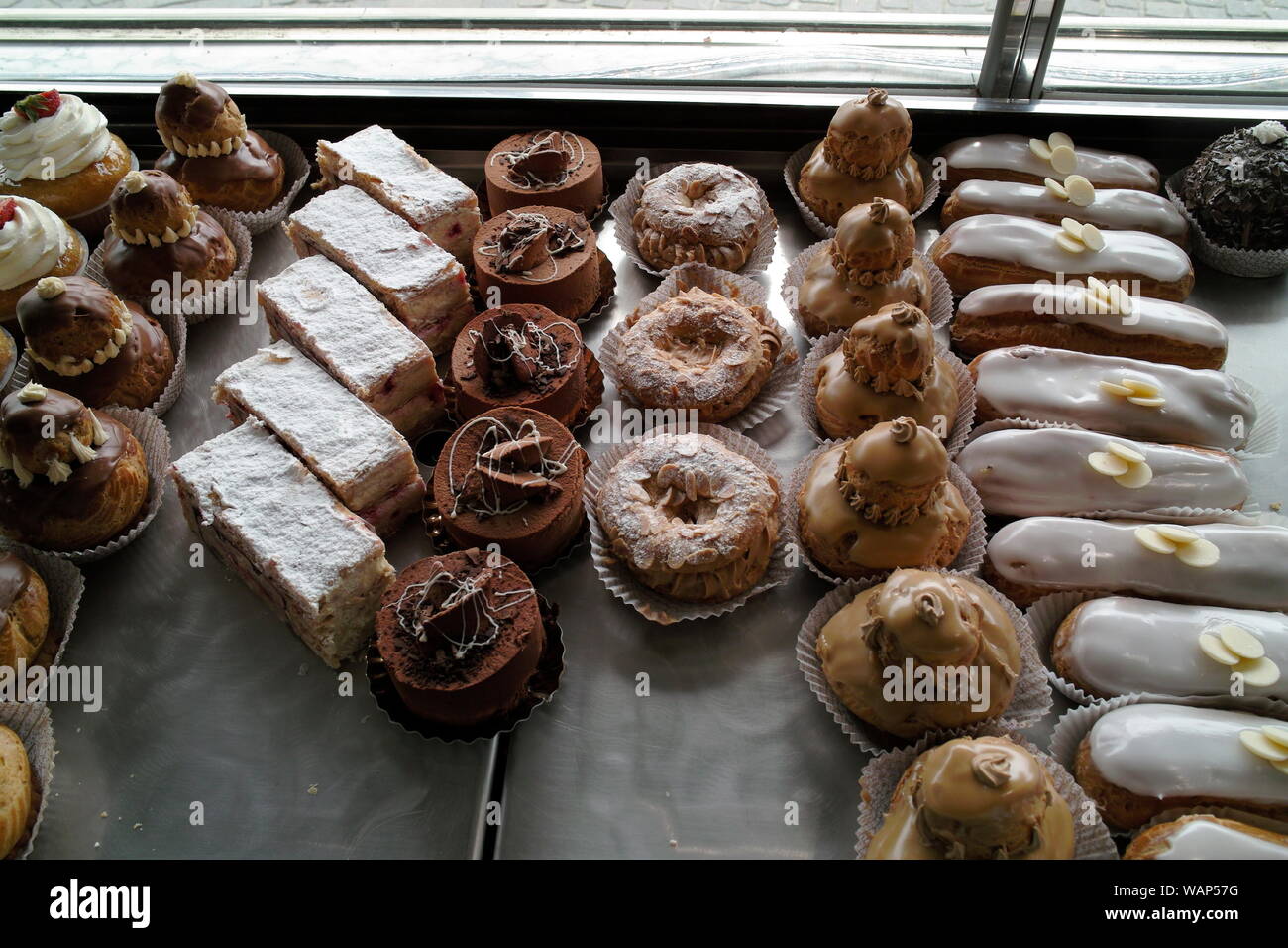 AJAXNETPHOTO. 2008. AILLY SUR NOYE, FRANCE. - CAKE FEST - ASSORTED DECORATED CAKES IN THE WINDOW OF LOCAL BOULANGERIE.PHOTO:JONATHAN EASTLAND/AJAX REF:DP1 80904 82 Stock Photo