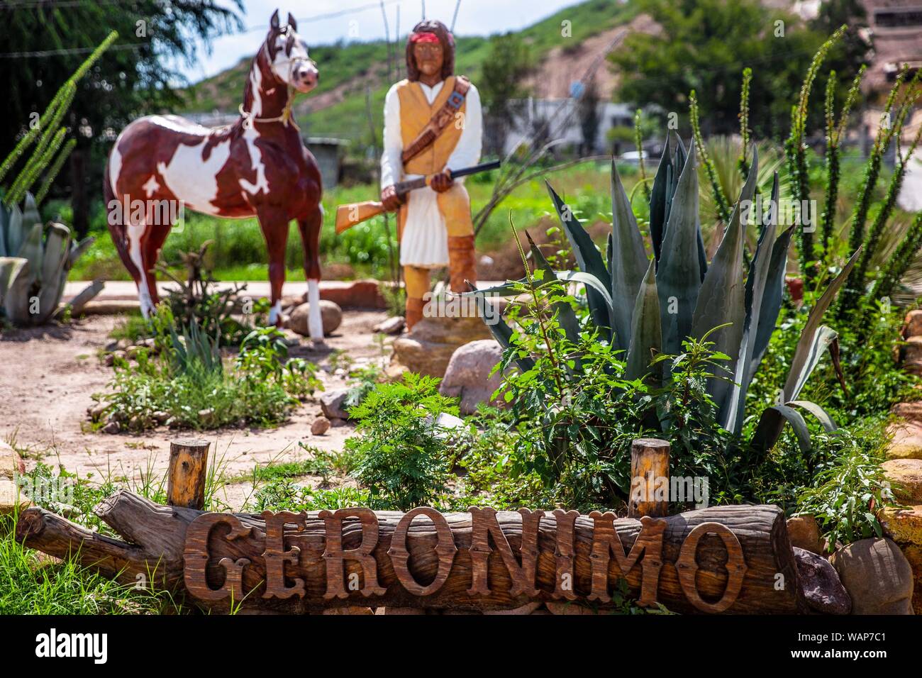 Monument, statue of the Indian Geronimo in the town of Fronteras