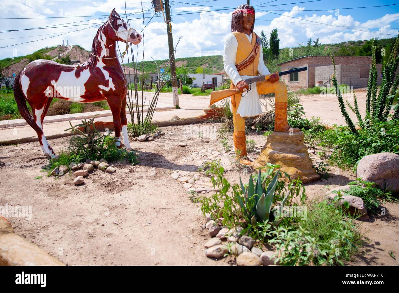 Monument, statue of the Indian Geronimo in the town of Fronteras