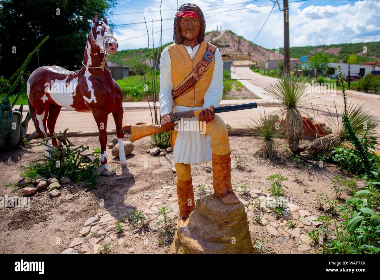 Monument, statue of the Indian Geronimo in the town of Fronteras, Sonora, Mexico. Goyale Geronimo was a prominent military chief of the Bendoke Apaches. Between 1858 and 1886 he fought against the Mexican and American armies throughout the northern territory of Mexico. National Geronimo in Arizpe, Sonora. In the Dungeon located in Fronteras, Sonora. There the most brave and famous of the Apaches was imprisoned. (Photo: LuisGutierrez / NortePhoto.com)  Monumento, estatua de el indio Geronimo en el pueblo de Fronteras, Sonora, Mexico. Goyale. Geronimo fue un destacado jefe militar de los apaches Stock Photo