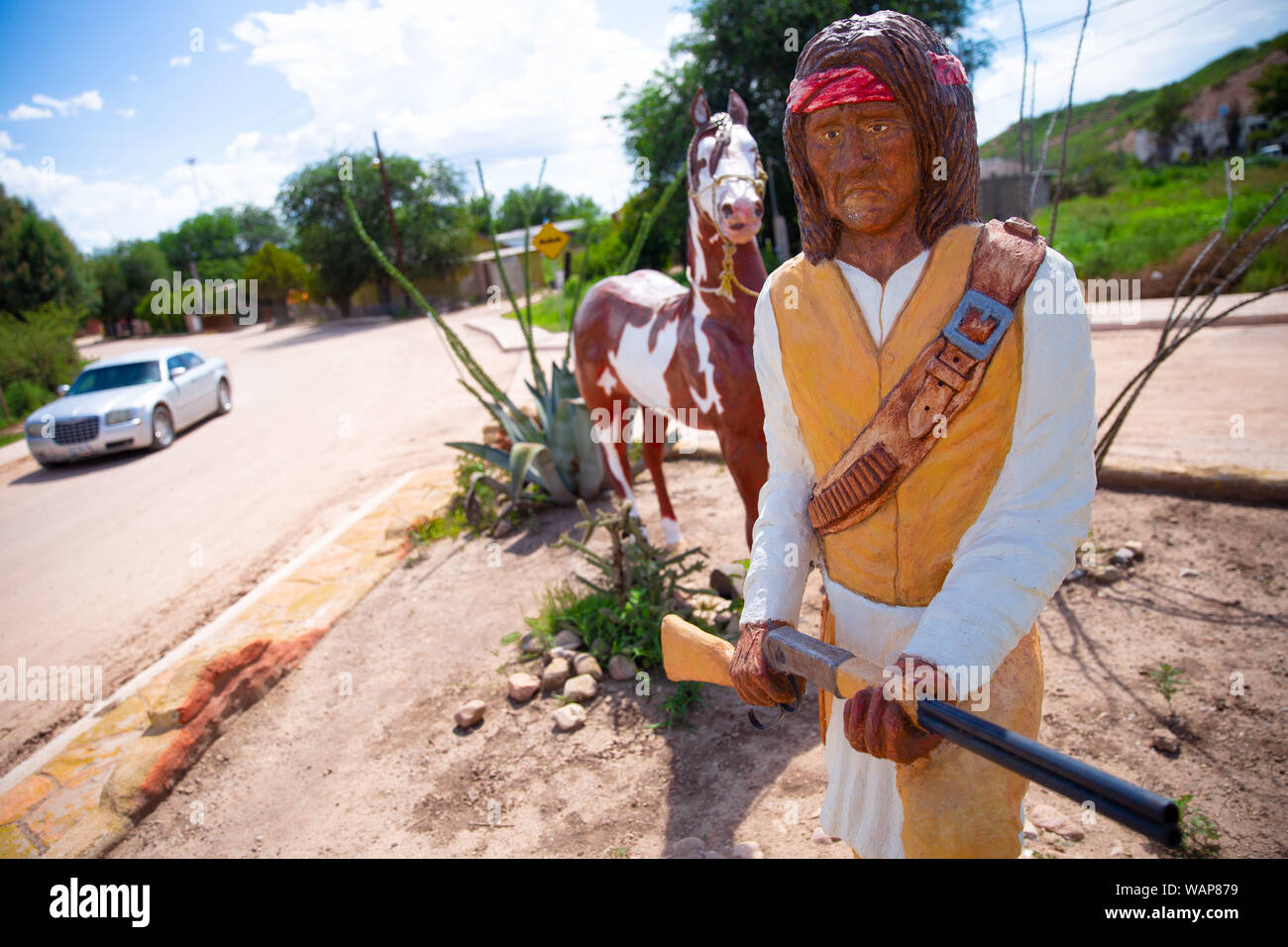 Monument, statue of the Indian Geronimo in the town of Fronteras