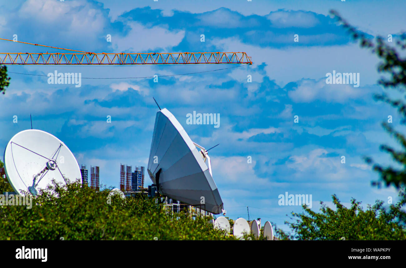 Large terrestrial satellite broadcasting center antennas. Technology