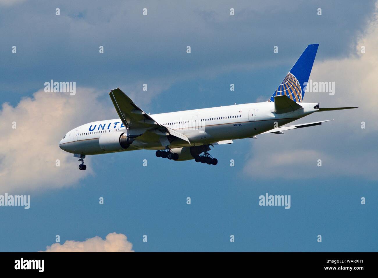 United Airlines Boeing 777-200ER landing at Dulles Airport Stock Photo