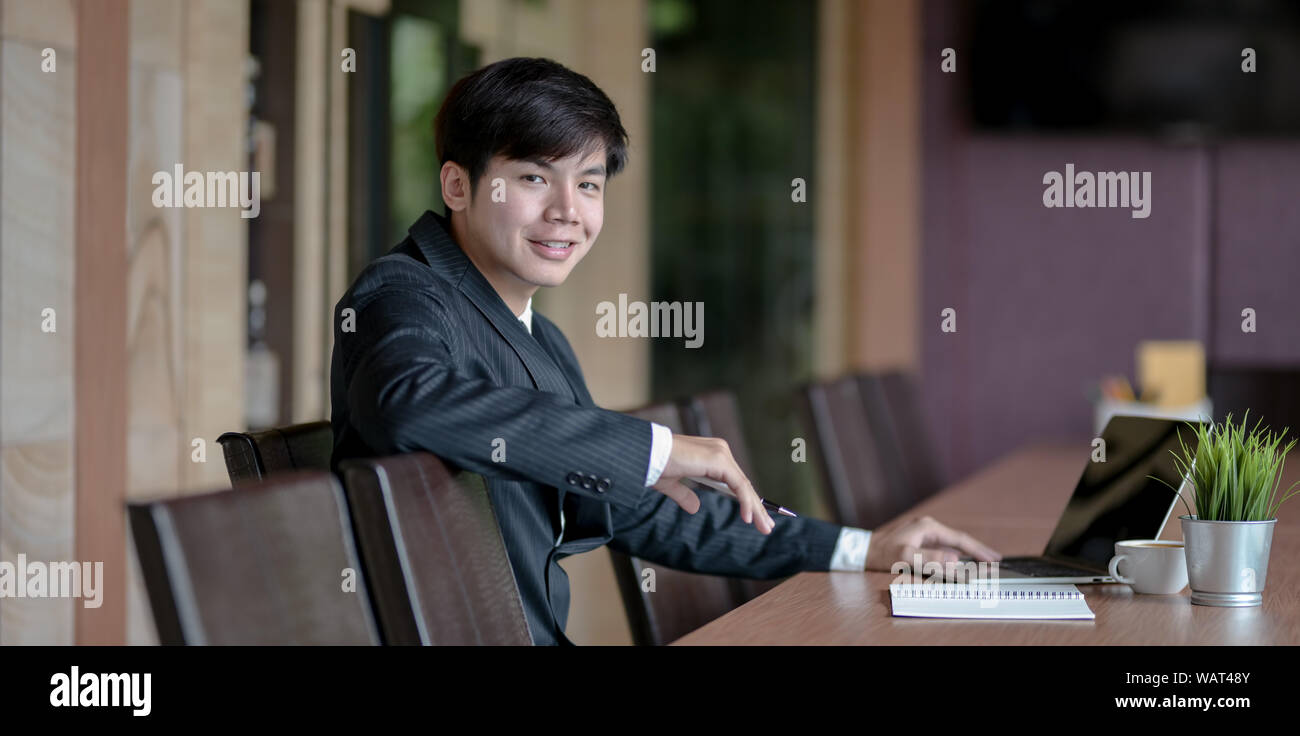 Young asian businessman smiling hi-res stock photography and images - Alamy