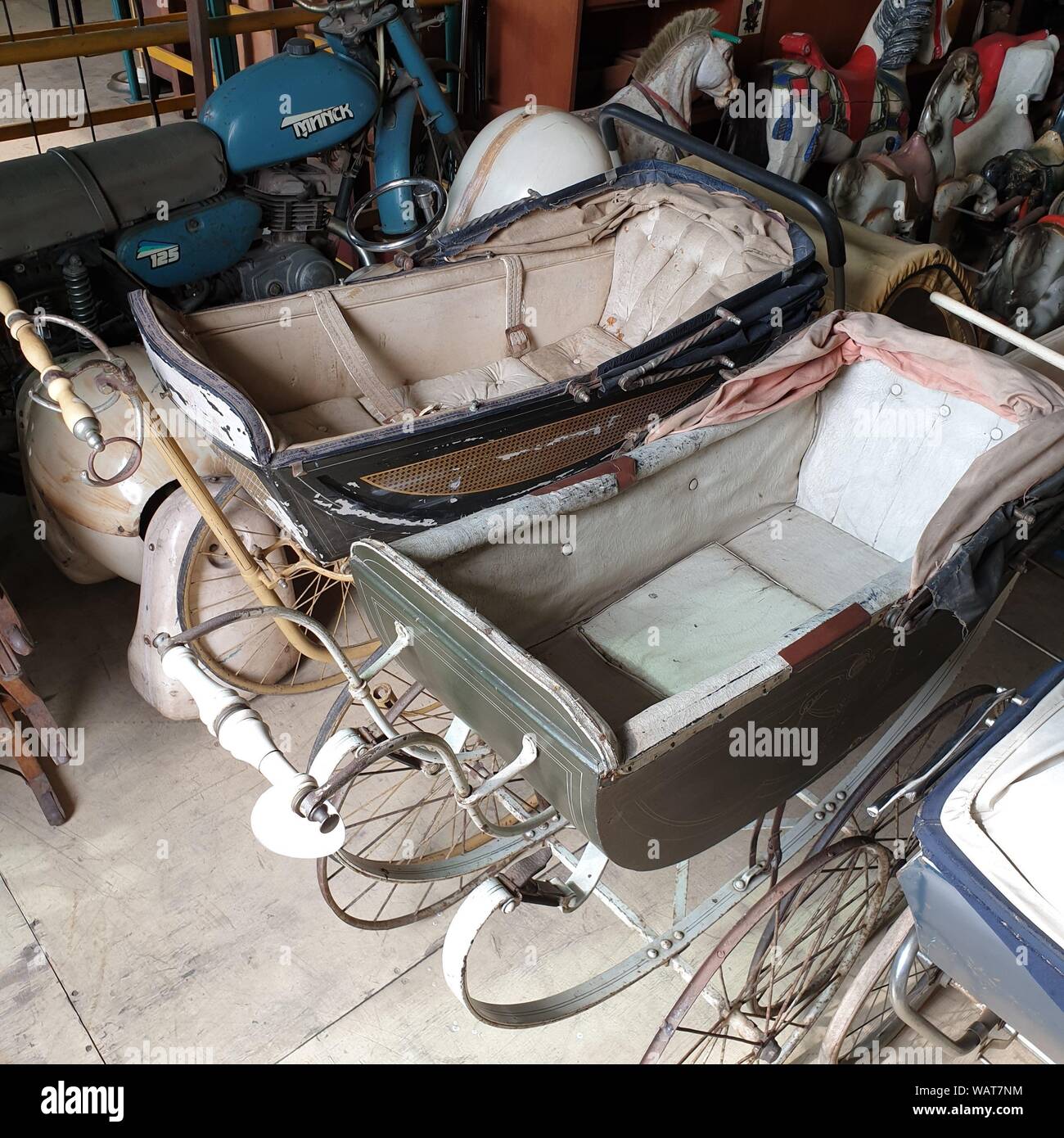 PAPAYA Design Furniture & Studio (Papaya Vintage Store), Bangkok Stock Photo Alamy