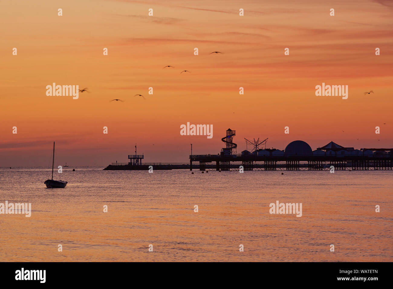 Herne Bay, Kent, UK. 22nd August 2019: UK weather. Dawn colours just before sunrise at Herne Bay as temperatures for the bank holiday weekend are set to soar to the high twenties. Credit: Alan Payton/Alamy Live News Stock Photo