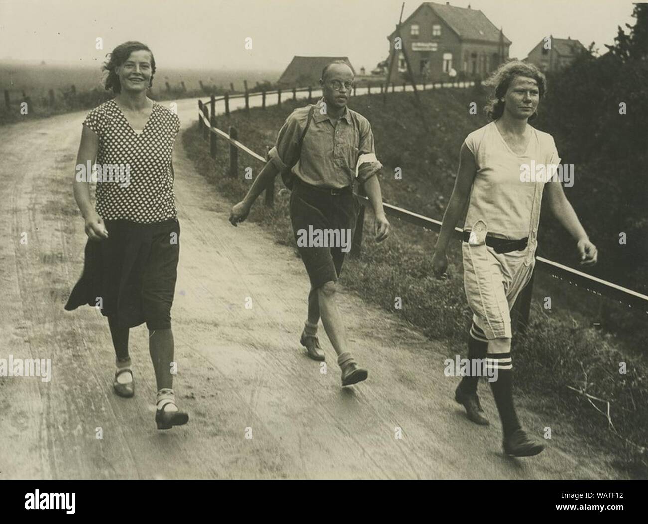 Drie burgerdeelnemers onderweg tijdens de 20e vierdaagse. Stock Photo