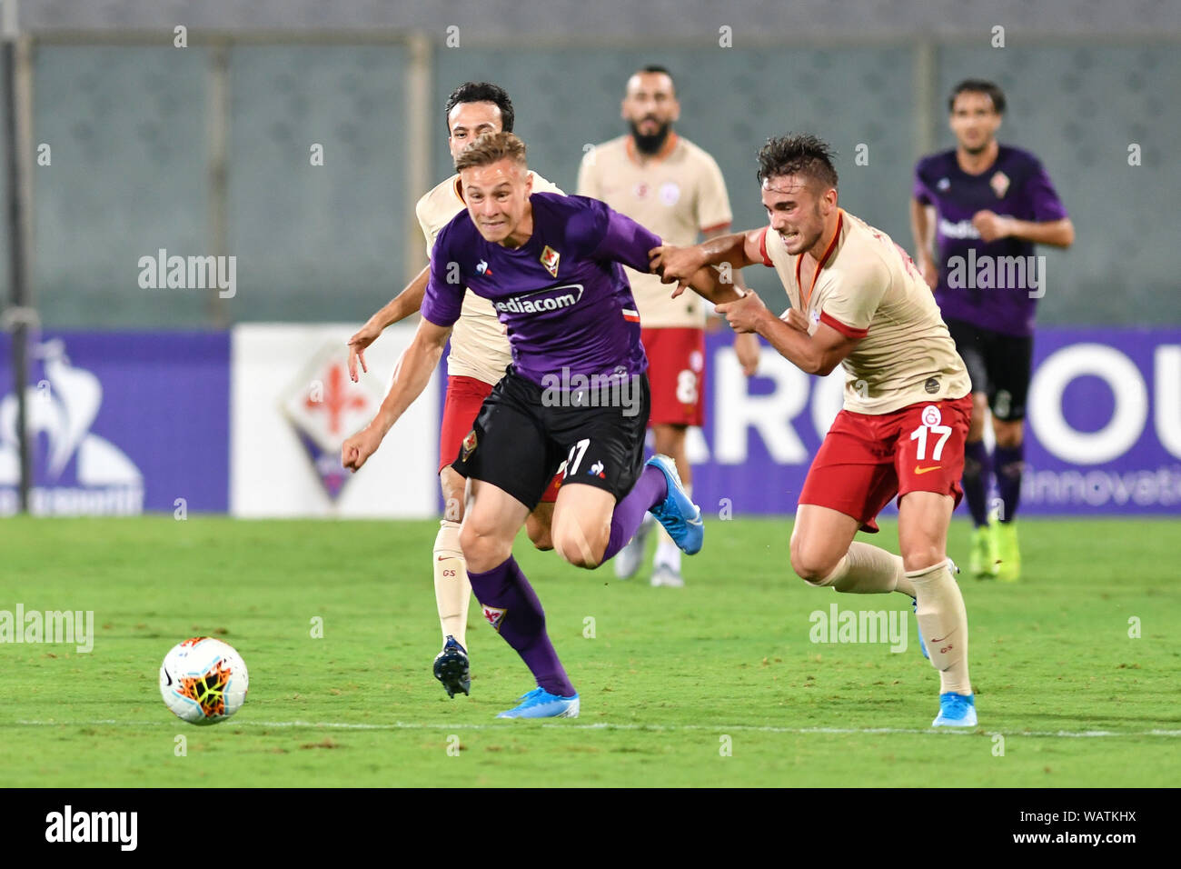 Firenze, Italy, 11 Aug 2019, Szymon Zurkowski (Fiorentina) e Yunus Akgün  (Galatasaray) during the Amichevole - Fiorentina vs Galatasaray Calcio  Serie Stock Photo - Alamy