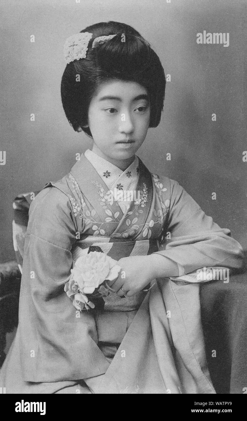 [ 1910s Japan - Famous Geisha Teruha ] —   The famed geisha Teruha (照葉). Born in Nara in 1896 (Meiji 29) as Tatsuko Takaoka (高岡たつ子), her father sold her to a geisha house when she was 12. In 1935 (Showa 10), Teruha entered Gioji Temple (祇王寺) in Arashiyama as a Buddhist nun. She died in in 1995 (Heisei 7) at the age of 99.  20th century vintage postcard. Stock Photo