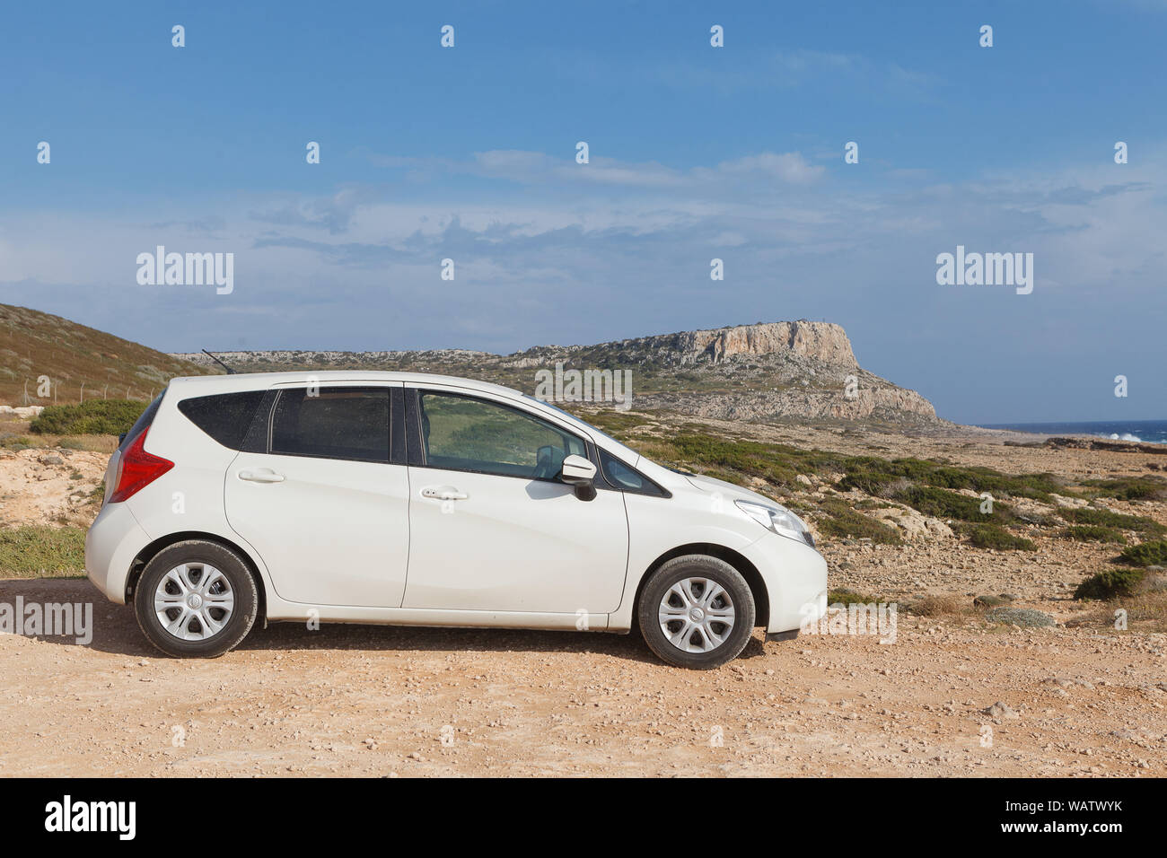 råb op Rød dato talent White economy car explores Cyprus offroad destinations Stock Photo - Alamy