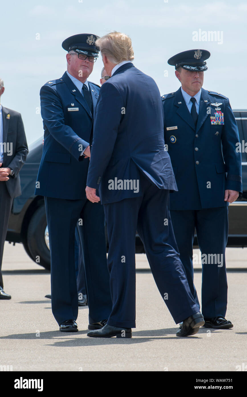 President Donald Trump greets Col. David J. Mounkes, commander of the 123rd Airlift Wing, at the Kentucky Air National Guard Base in Louisville, Ky., Aug. 21, 2019. Trump was in town to speak at an AMVETS convention and attend a fundraiser for Kentucky Gov. Matt Bevin’s re-election campaign. (U.S. Air National Guard photo by Staff Sgt. Joshua Horton) Stock Photo