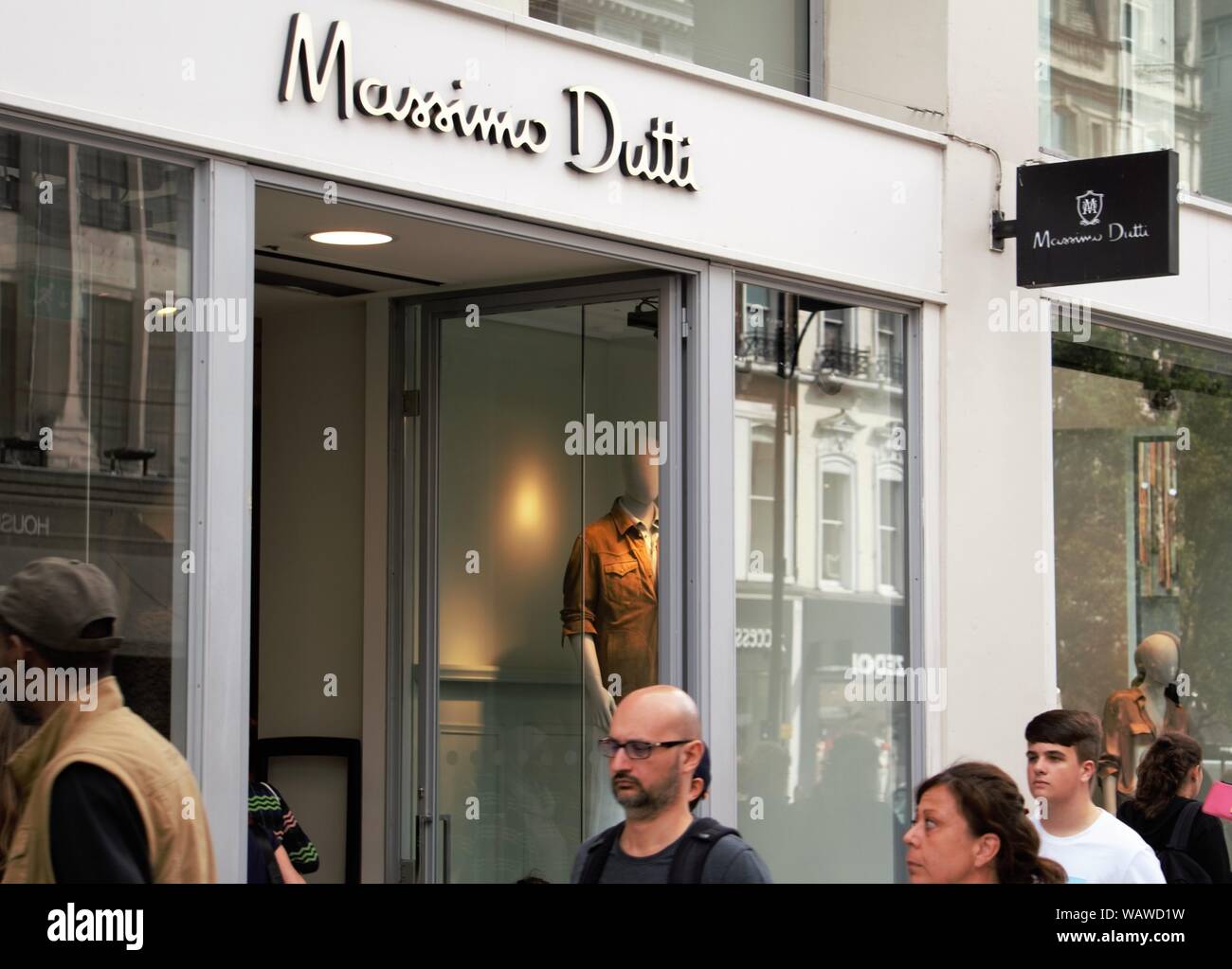 Piscina perdón Comerciante Entrance to the Massimo Dutti store in Oxford Street, London, UK Stock  Photo - Alamy