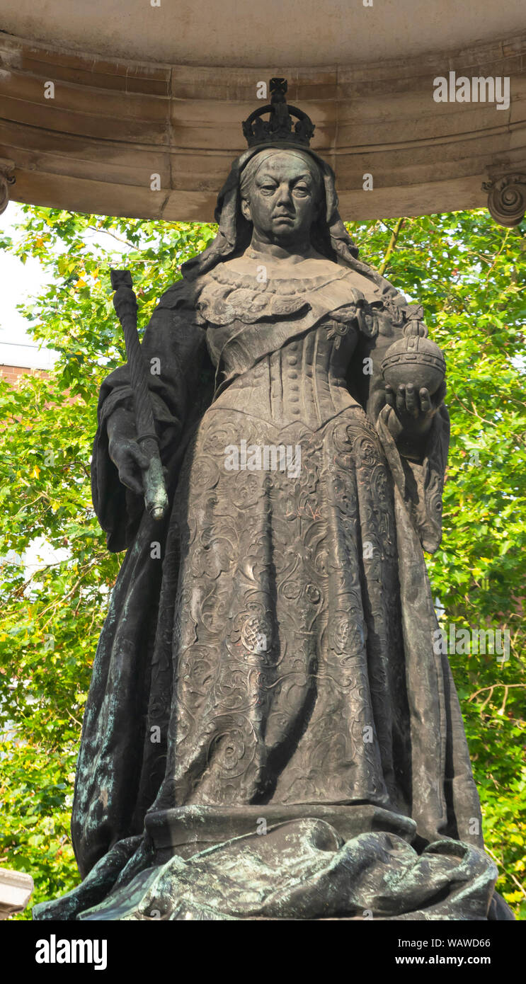 Queen Victoria statue in the Monument in Liverpool Stock Photo Alamy
