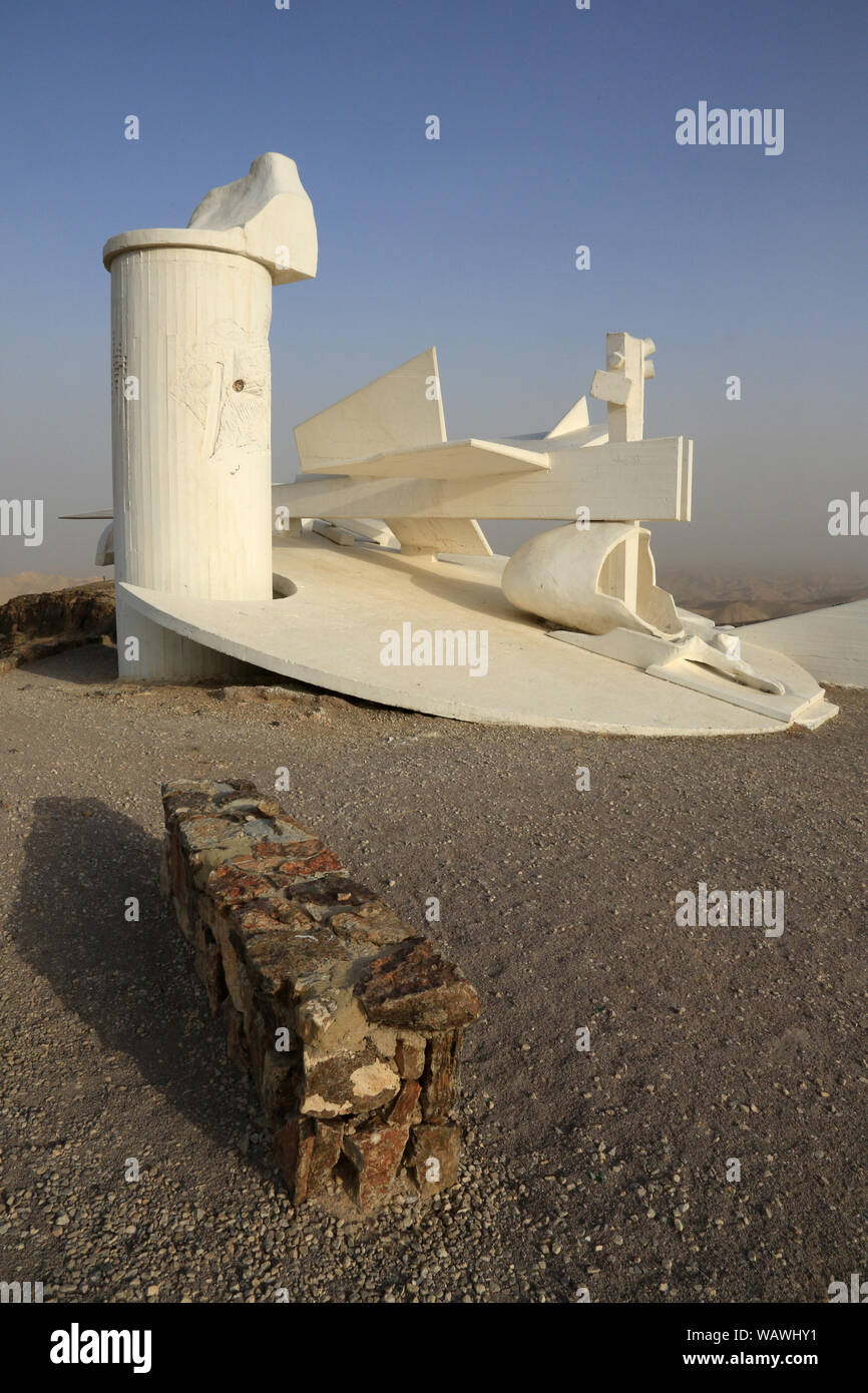 Mitzpe Moav. Mitzpe Mo'av. (Mo'av Lookout). Yigal Tumarkin's monument on  the site called Mitzpe Moav in Arad. Arad. Israël Stock Photo - Alamy