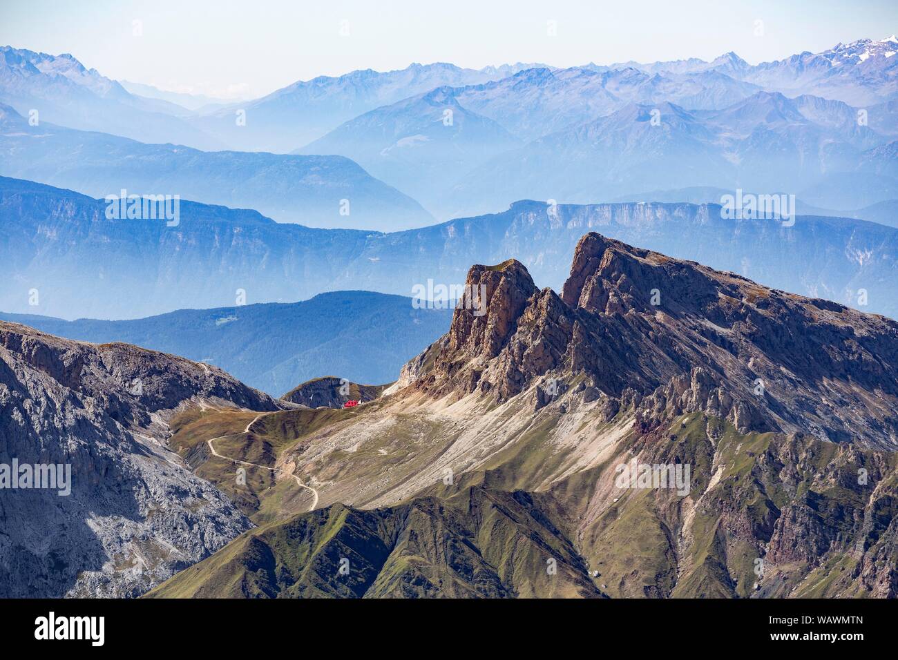 Mountain massif Rosszahne, below mountain hut Tierser-Alpl-Hutte, Schlern-Rosengarten Nature Park, Dolomites, South Tyrol, Italy Stock Photo