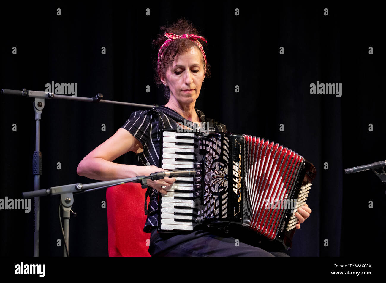 Carol Isaacs of the London Klezmer Quartet playing klezmer music on the