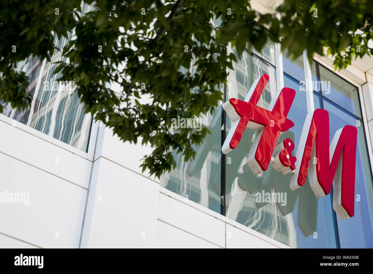 H&m hennes & mauritz hi-res stock photography and images - Alamy